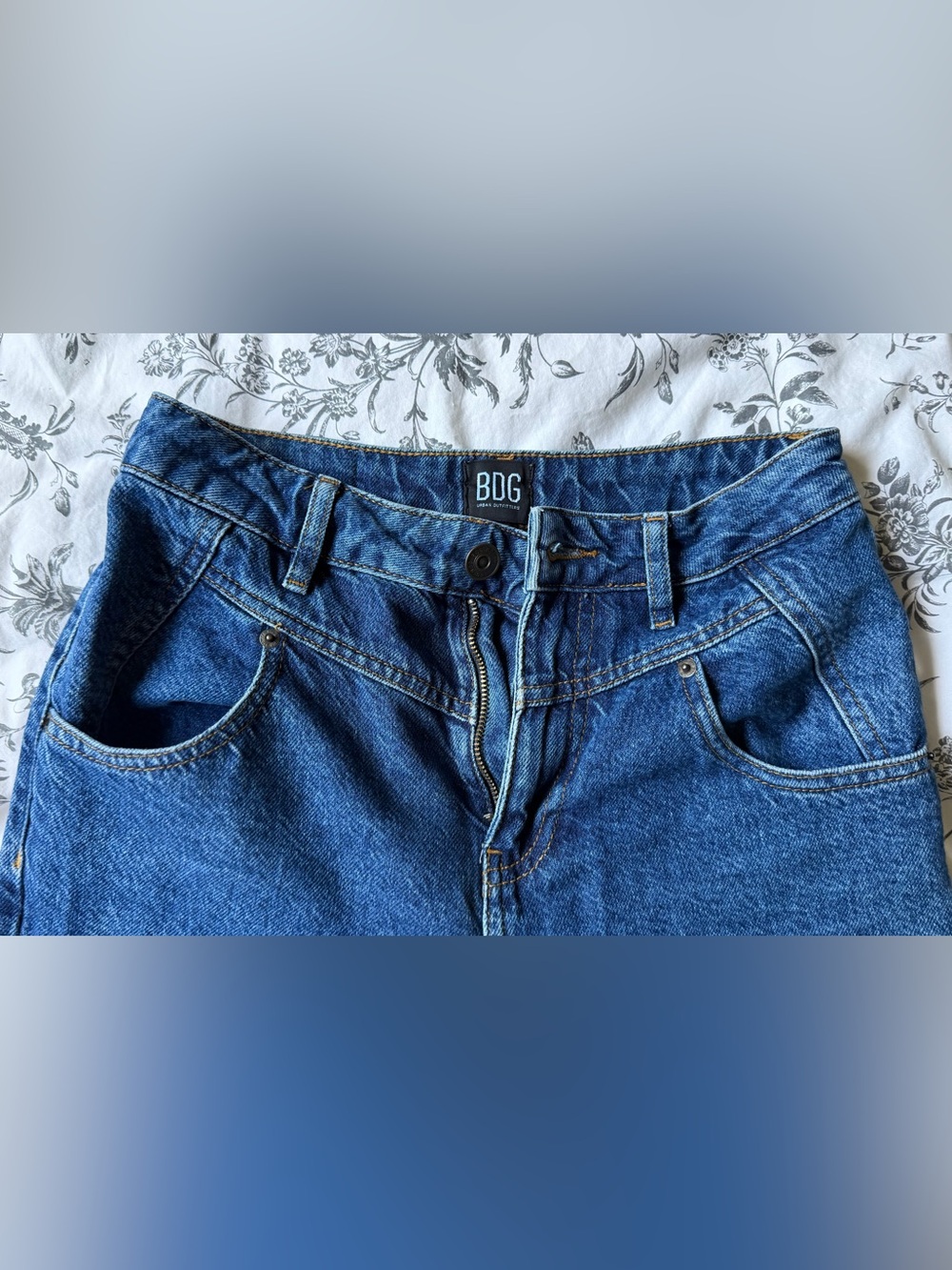 BDG Tapered Cigarette Style Jeans | Size 26 / 2 - Picture 2 of 4